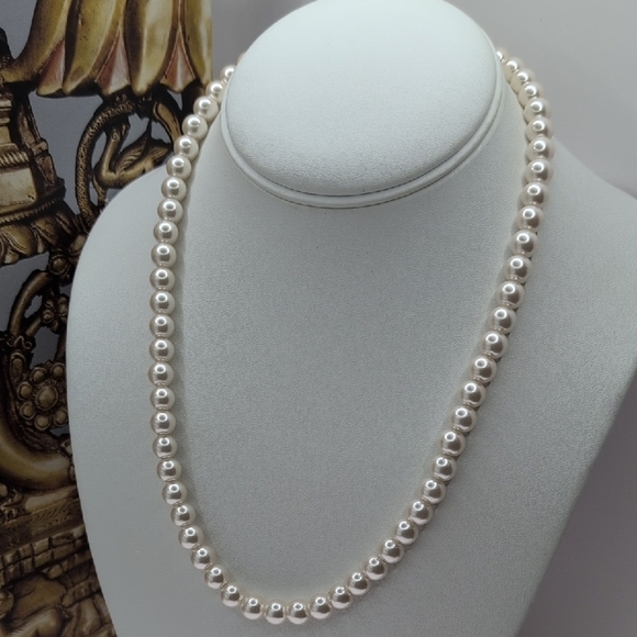 Classic White Pearl Necklace Timeless Jewelry - Picture 1 of 5